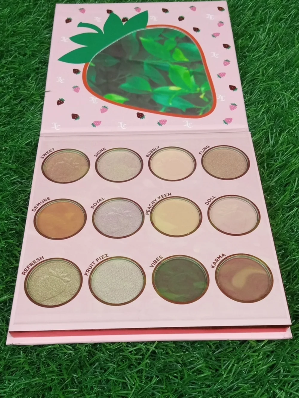 🛍️🍒 Juicy Couture Pink Strawberry Eyeshadow Palette